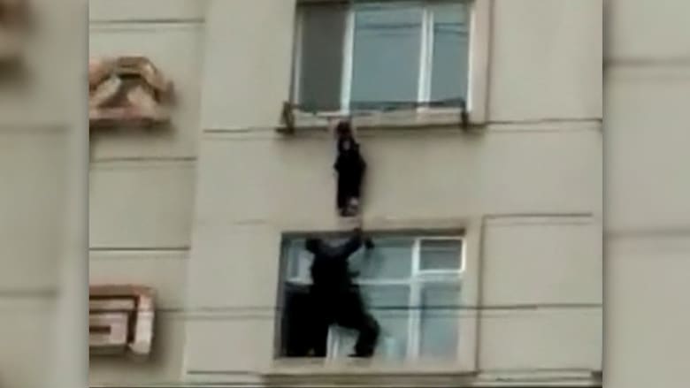 شاهد.. إنقاذ فتاة في الرابعة من عمرها من السقوط من النافذة 