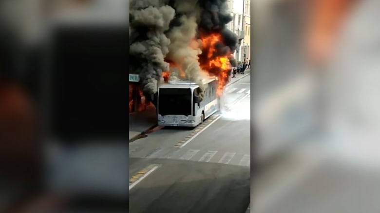 شاهد.. احتراق حافلة قبل انفجارها في قلب روما
