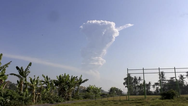 شاهد.. بركان بإندونيسيا ينفث رماداً لآلاف الأمتار