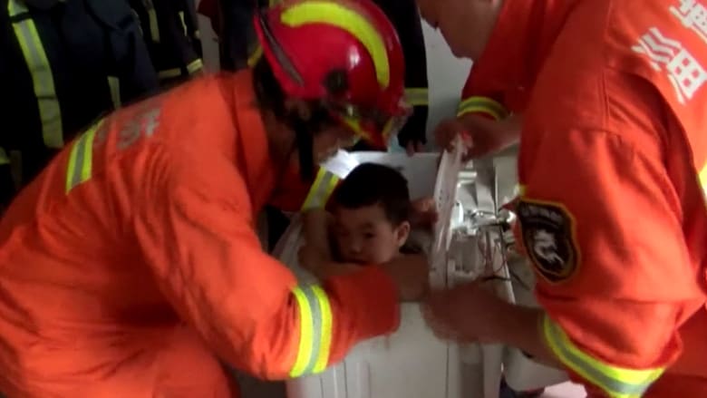 شاهد.. إنقاذ طفل في الـ4 من عمره بعدما علق بغسالة ملابس