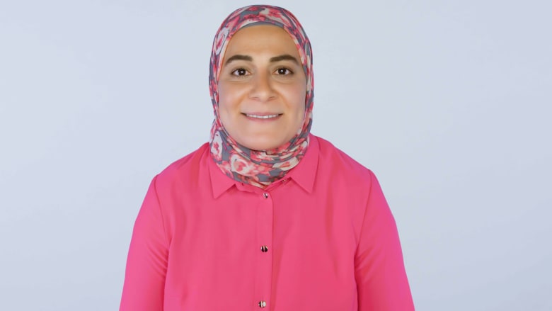 فريال سالم.. أمريكية مسلمة أثّرت "نظرية التطور" على نشأتها