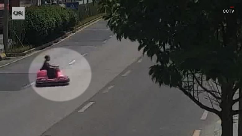 شاهد.. إيقاف سيدة لقيادتها "سيارات التصادم" في الشارع