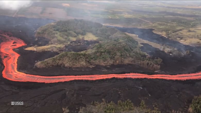 مشهد مذهل من الجو.. نهر من الحمم البركانية في هاواي