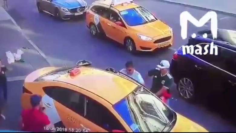 فيديو يظهر اللحظة التي دهست فيها سيارة المارّة في موسكو