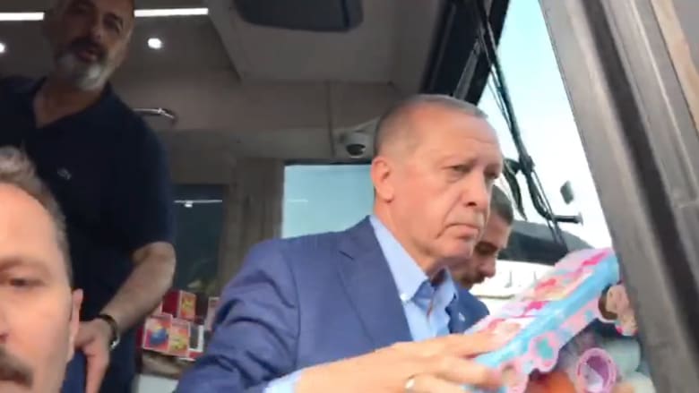 شاهد.. أردوغان يوزع الألعاب أثناء حملته الانتخابية