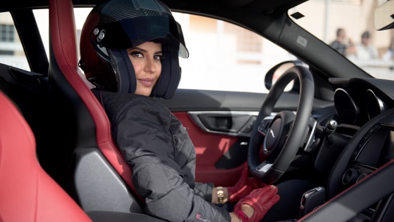 سعودية ترحب برفع الحظر عن قيادة النساء على متن جاغوار F-Typ