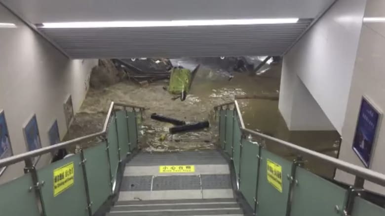 شاهد.. فيضان يغرق مترو أنفاق في الصين