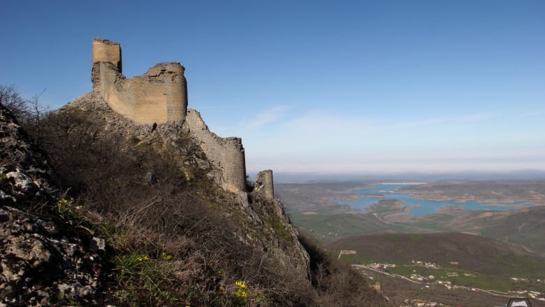 استكشف أجمل القلاع أثناء التنزه في الطبيعة الأذربيجانية!