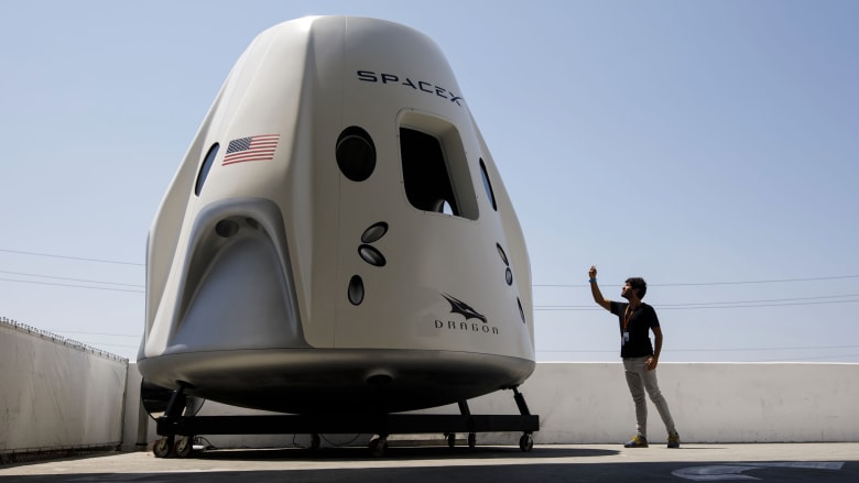 أول نظرة على مركبة "سبيس إكس دراغون" لنقل البشر إلى الفضاء