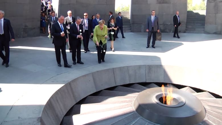 ميركل تزور النصب التذكاري لضحايا إبادة الأرمن