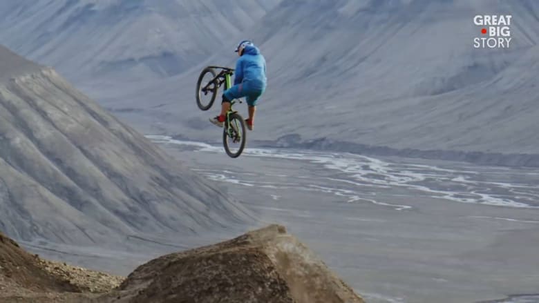 تعرّف إلى رياضة خطيرة.. ركوب الدراجات على جبال القطب الشمالي
