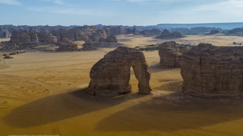 مصور سعودي يلتقط بعدسته صخرة ضخمة غريبة الشكل في السعودية