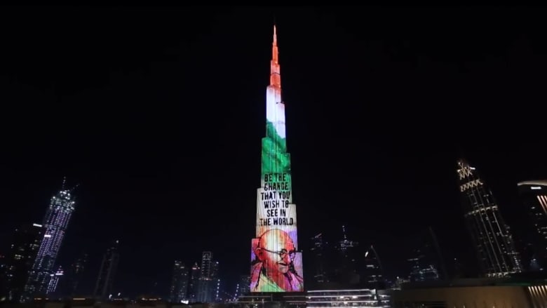 برج خليفة يضيء احتفالاً بذكرى ميلاد غاندي