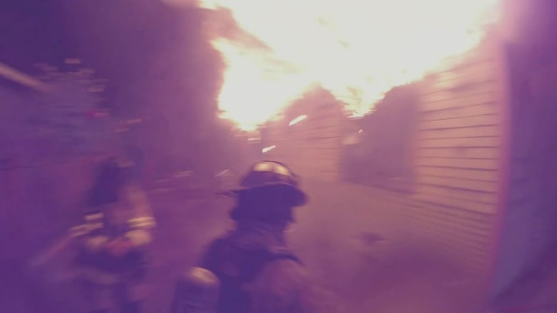 عملية إنقاذ رجل من مبنى محترق بكاميرا رجال الإطفاء