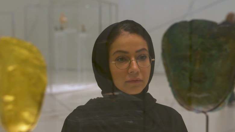 جولة في متحف اللوفر أبو ظبي مع الفنانة آلاء ادريس