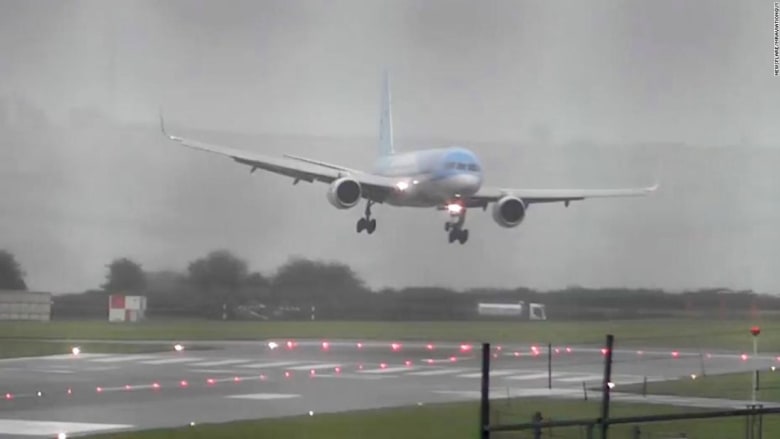 طائرة ركاب تهبط اضطرارياً بسبب العواصف في بريطانيا