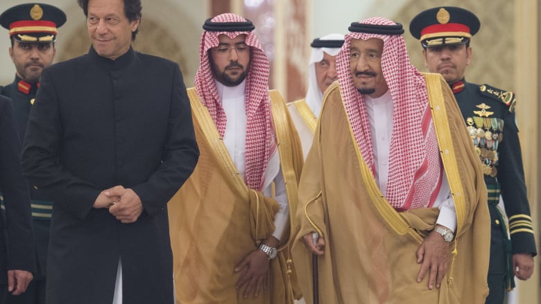 خان يغادر "دافوس الصحراء" بدعم سعودي قدره 6 مليارات دولار
