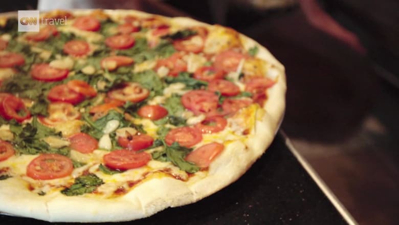 مطعم يصنع "بيتزا مميزة" في بروكلين.. فما الذي يميزها؟