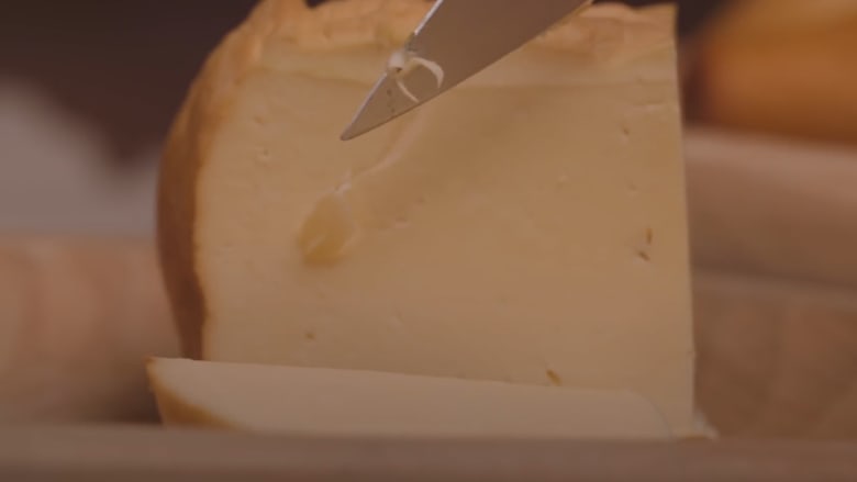 هذا الجبن الذهبي النادر يصنع فقط في الجبال البولندية