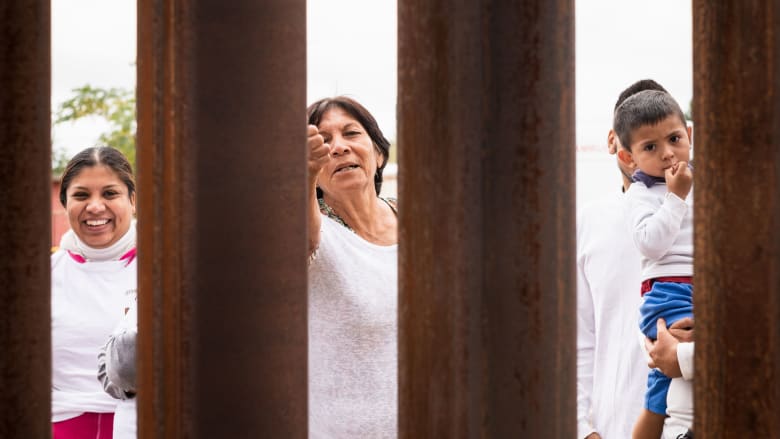صور توثّق لحظات “عناق” عائلات على الحدود الأمريكية المكسيكية