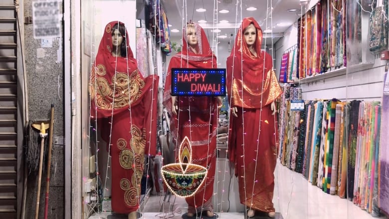 أضواء وحلويات وذهب.. جانب من احتفالات "ديوالي" في دبي