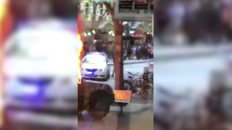 شاهد.. مسلح يحاول طعن رجال شرطة في أستراليا
