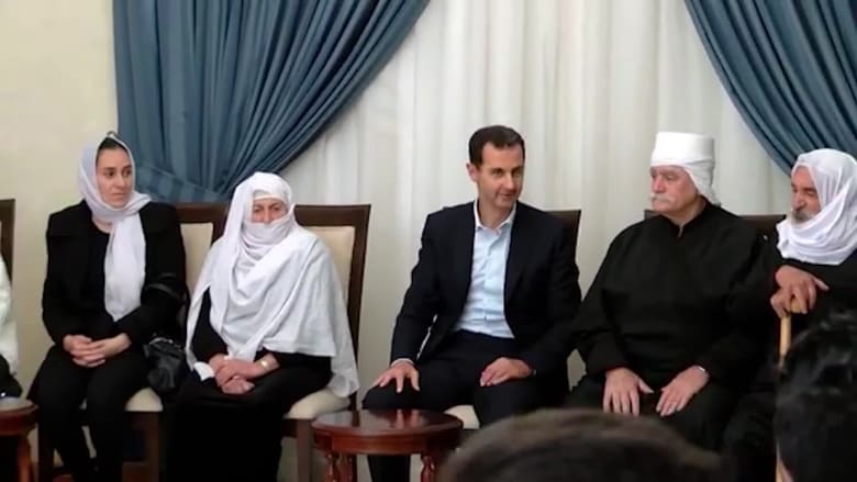 بشار الأسد يستقبل رهائن السويداء المحررين دون ظهور زوجته