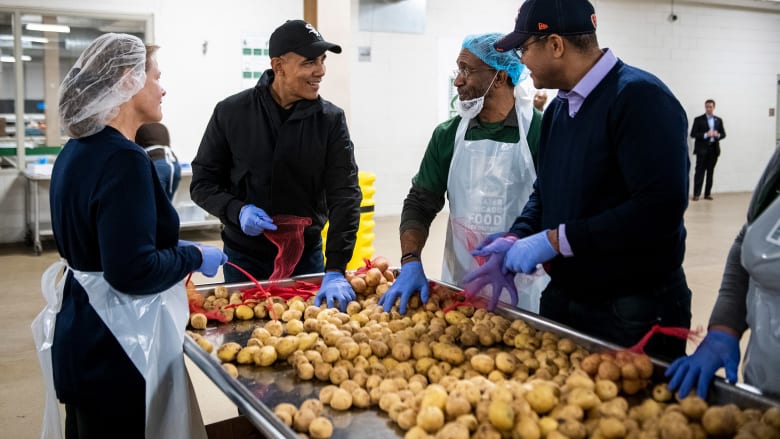 أوباما يساعد متطوعين في توضيب الطعام للمحتاجين قبل عيد الشكر