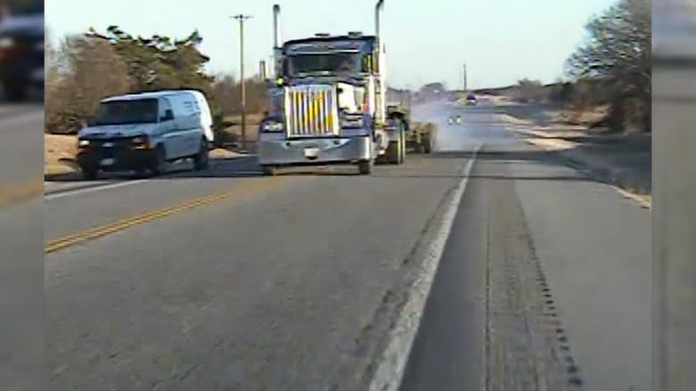 شرطي أمريكي ينجو بآخر لحظة من الاصطدام وجهاً لوجه مع شاحنة