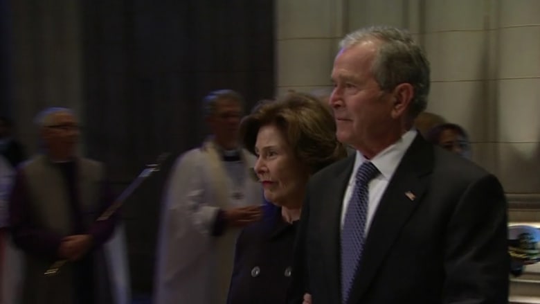 شاهد الجنازة.. بوش الابن في وداع الأب