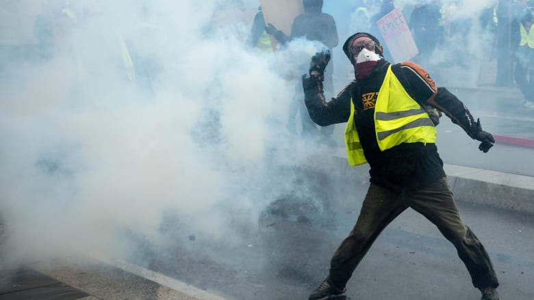 لماذا يتظاهر أصحاب "السترات الصفراء" ضد ماكرون في فرنسا؟
