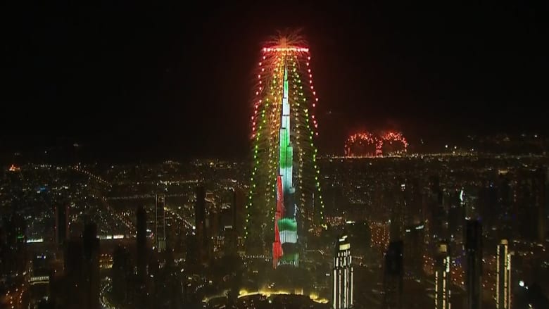 عروض برج خليفة تجذب أنظار العالم لاحتفالات دبي بالعام الجديد