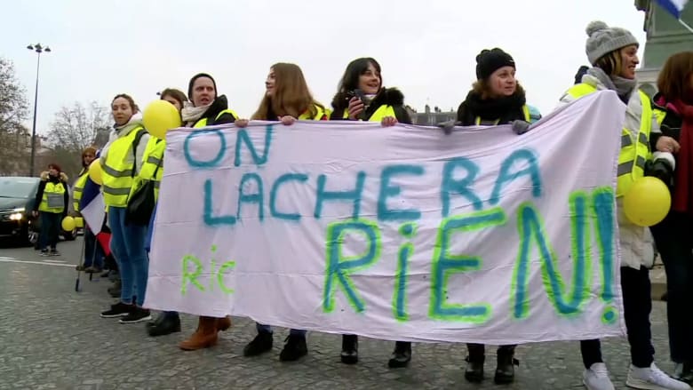 تطور جديد.. مظاهرات "السترات الصفراء" للنساء فقط بباريس