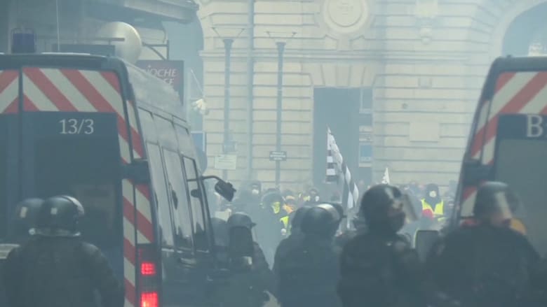 إصابة شرطيين في احتجاجات السترات الصفراء في باريس