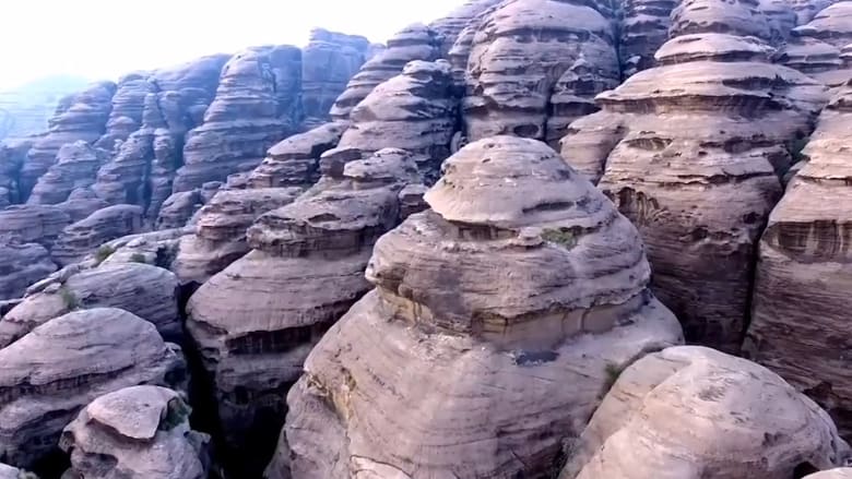 مصور يوثق المنظر "الخيالي" لجبال القهر بالسعودية