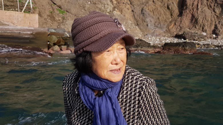 مسنة بعمر 81 عاماً تعيش وحدها على جزيرة متنازع عليها