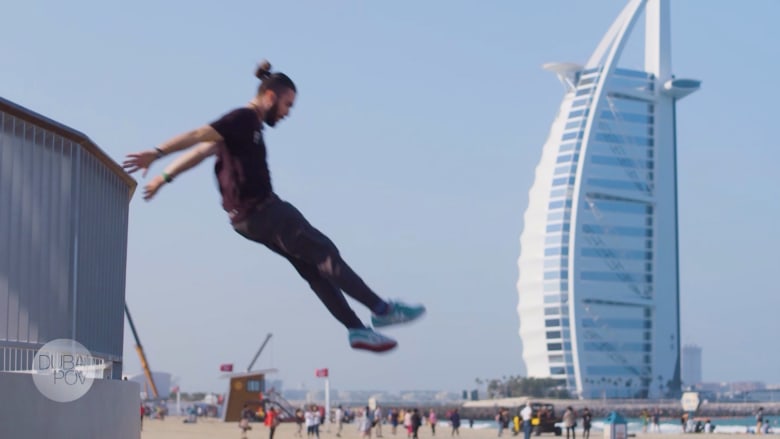 دبي تتحول إلى موقع مثالي "للباركور" والتسلق على الجدران