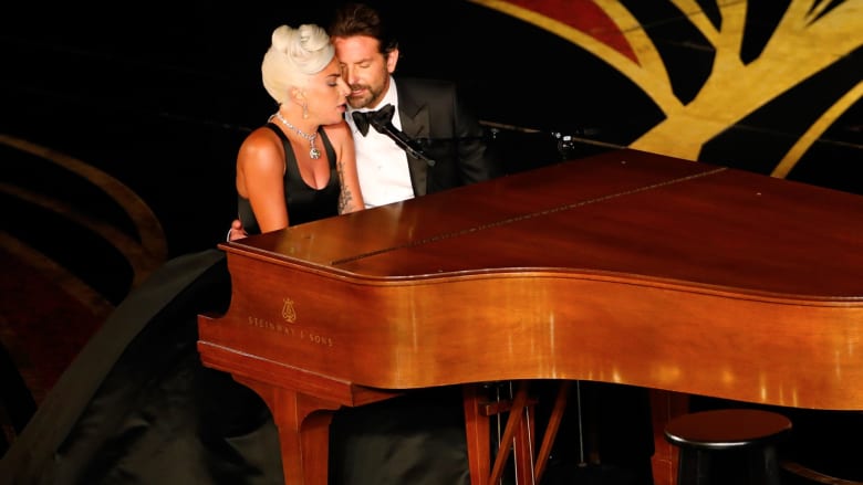 ليدي غاغا وبرادلي كوبر يؤديان أغنية “شالو” خلال حفل الأوسكار