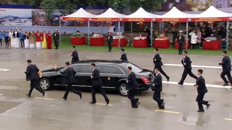 مجدداً.. حراس زعيم كوريا الشمالية يركضون حول سيارته