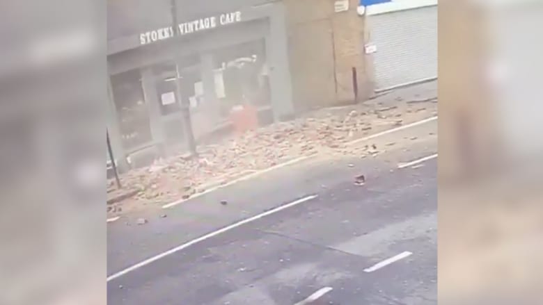 نجاة رجل محظوظ من انهيار جزء من سقف مبنى 