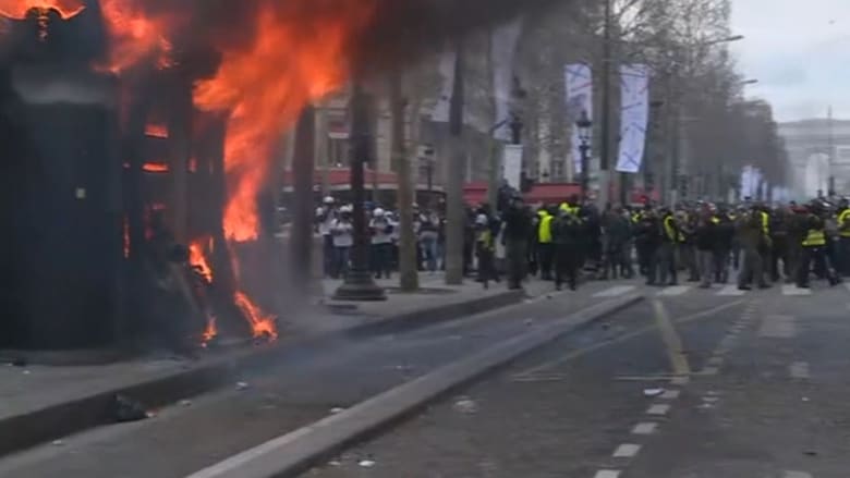 إصابات في اشتباكات بين الشرطة والسترات الصفراء في باريس