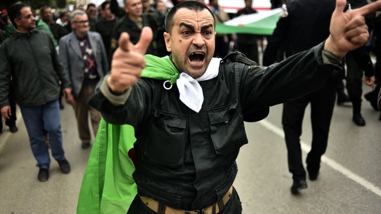 الجزائر على حافة التغيير.. والشارع يتمسك بمطالبه