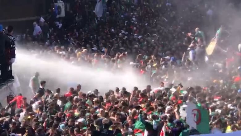 الشرطة تستخدم خراطيم المياه لتفريق المتظاهرين الجزائريين