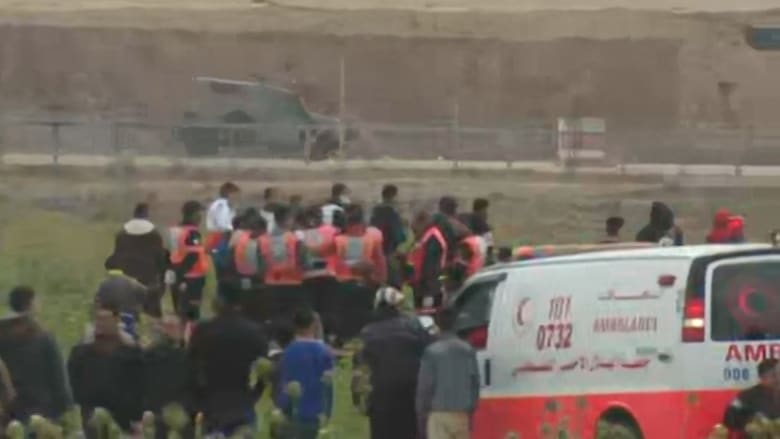 عشرات الفلسطينين يخرجون قرب حدود غزة ومقتل أحدهم