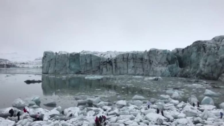 شاهد.. سياح يهربون لتجنب موجة تسبب بها انهيار جبل جليدي