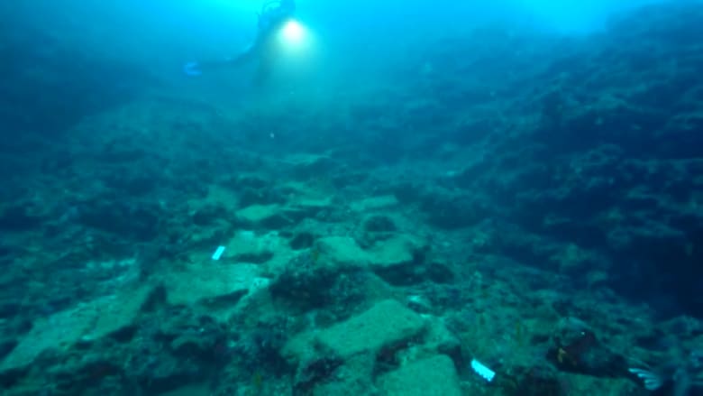 مشاهد من تحت الماء.. هنا تقبع سفينة عمرها 3600 عام