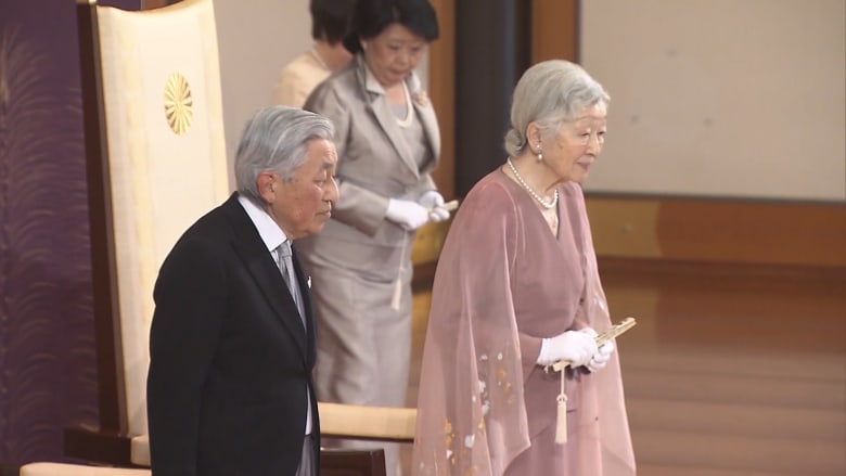 كيف احتفل إمبراطور اليابان وزوجته بالذكرى الـ60 لزواجهما؟