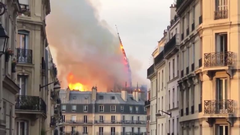 لحظة سقوط برج كاتدرائية نوتردام في باريس بسبب حريق هائل