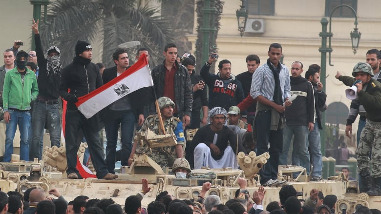 بين السلطة والشعب.. هكذا تعاملت الجيوش مع "الربيع العربي"؟