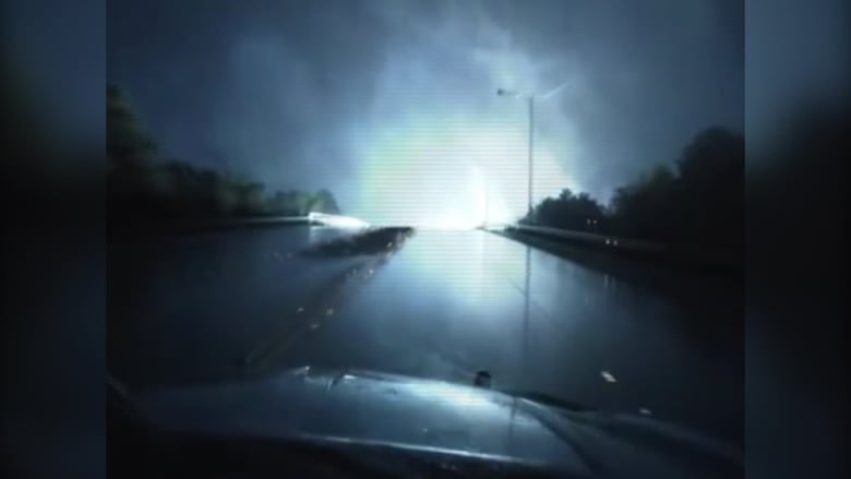 انفجار محولات كهربائية يحول الظلام في تكساس لعرض ضوئي مبهر